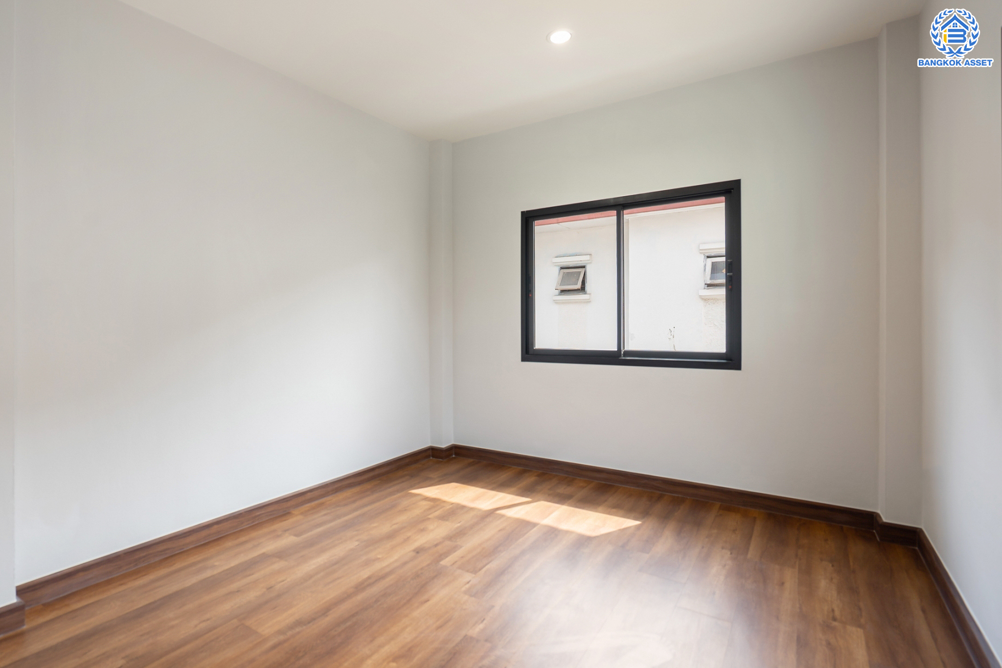 บ้านมือสองตกแต่งใหม่ ม.บุณฑริก วัชรพล-สุขาภิบาล5  เนื้อที่ 81.2 ตร.ว. ฟังก์ชัน 3 ห้องนอน 2 ห้องน้ำ จอดรถได้ 3 คัน บนทำเลเชื่อมต่อหลายเส้นทาง ถ.รามอินทรา ถ.สายไหม และ ถ.พหลโยธิน ใกล้สนามบินดอนเมือง ทางด่วน "รามอินทรา" และรถไฟฟ้าสายสีเขียว "สถานีคูคต"